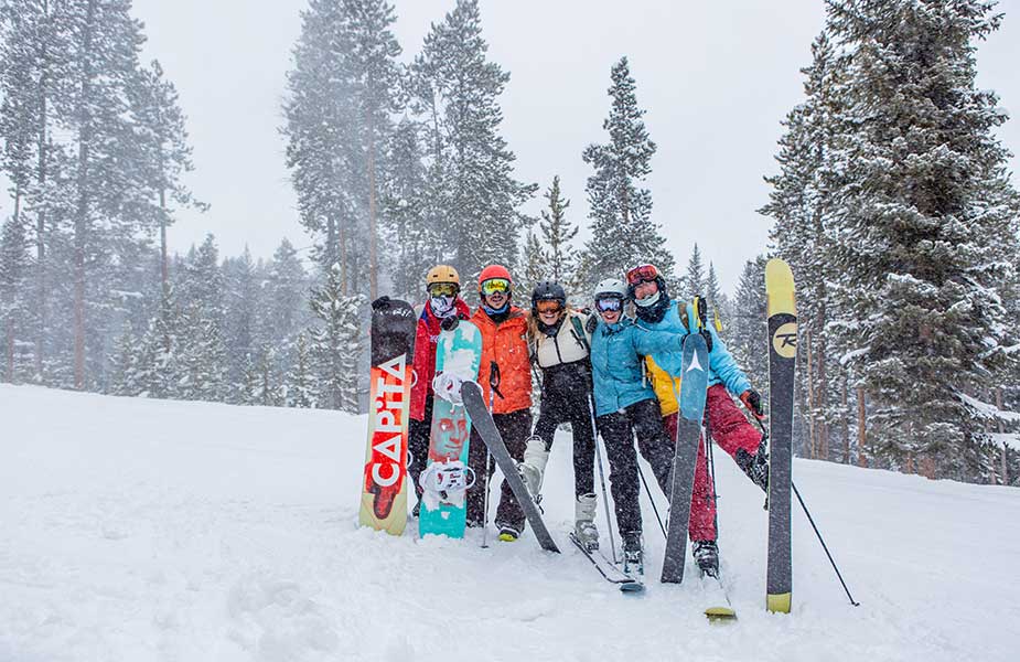 Skiers in de sneeuw