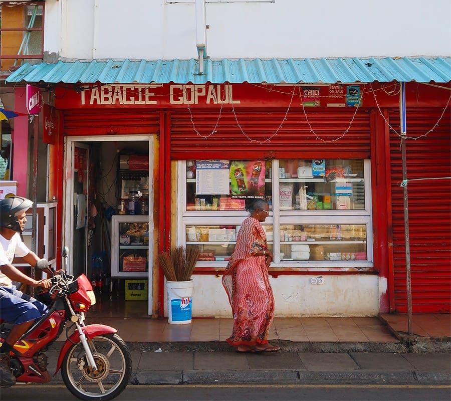 Lokaal winkeltje op Mauritius met vrouw in klederdracht