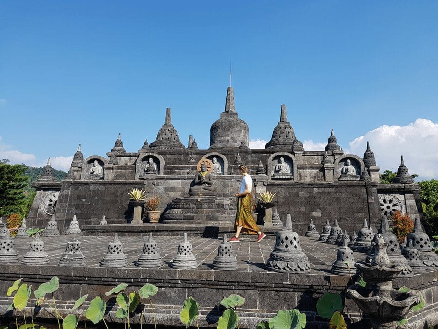 man met sarong bij tempel