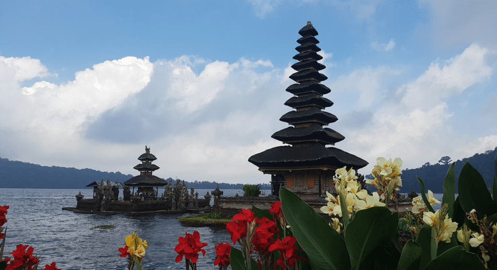 De Pura Ulan Danu Bratan tempel gelegen bij het meer. Als je informatie over Bali zoekt wordt deze tempel altijd wel genoemd.