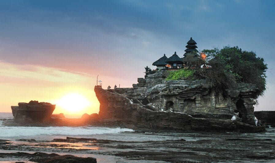 De Pura Tanah Lot Tempel op Bali, een van de bekendste tempels en gelegen in de branding