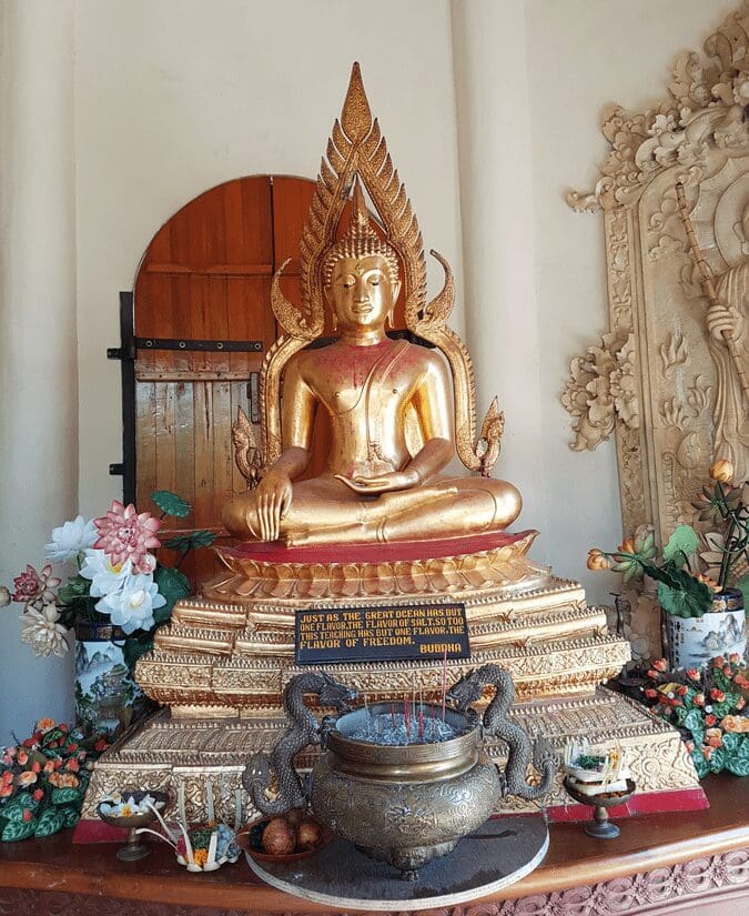 Boeddha beeld met offers op Bali
