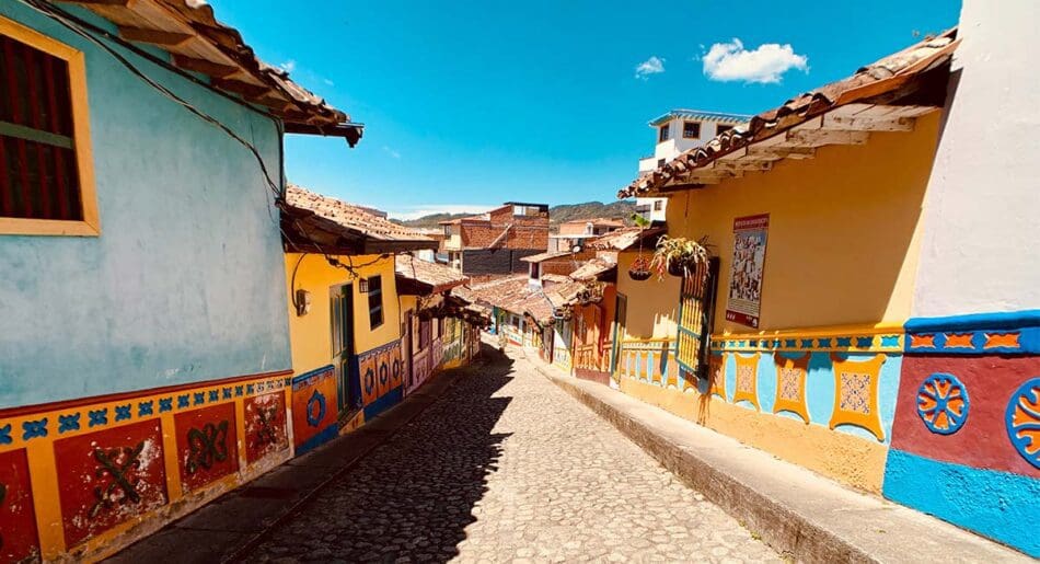 Straatje van gekleurde huizen in Colombia