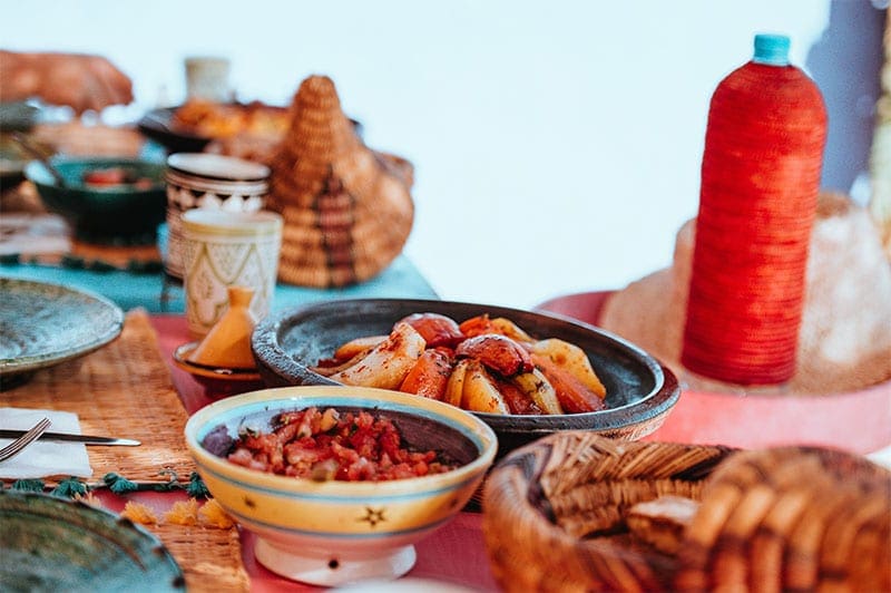 Een tafel met Marokkaans eten tijdens onze reis door Marokko