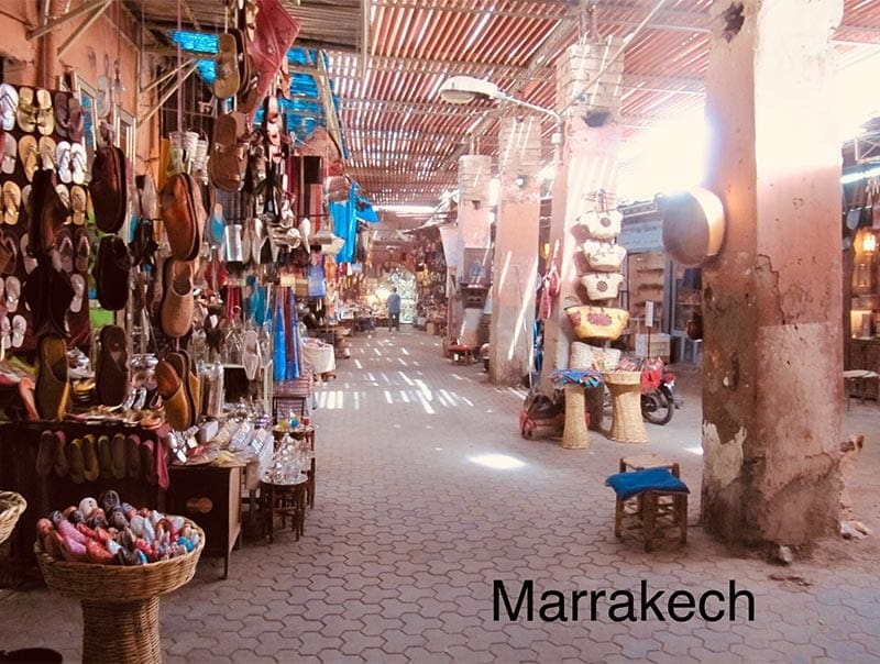 Reis door Marokko naar Marrakech, dan zie je dit soort straatjes