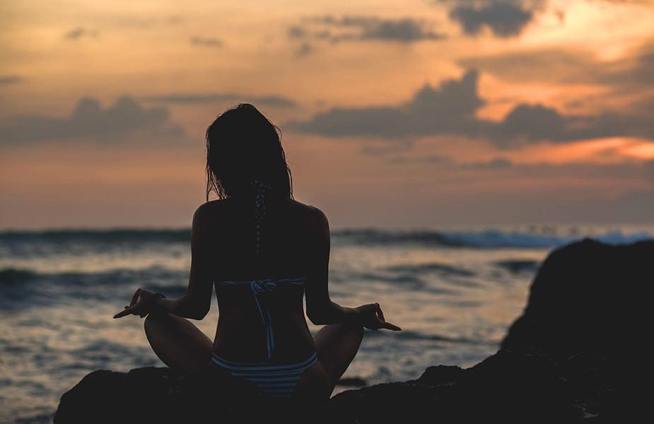 Vrouw spiritualiteit op Bali bij zee