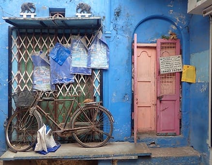 Oude fiets in India op een kleurrijke achtergrond
