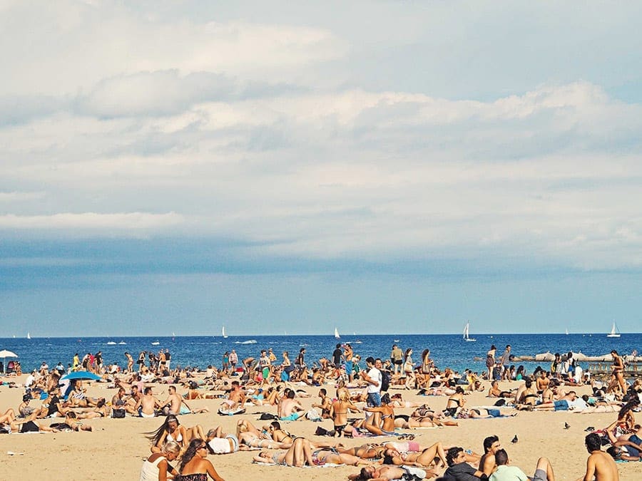 citytrip naar barcelona stranddag