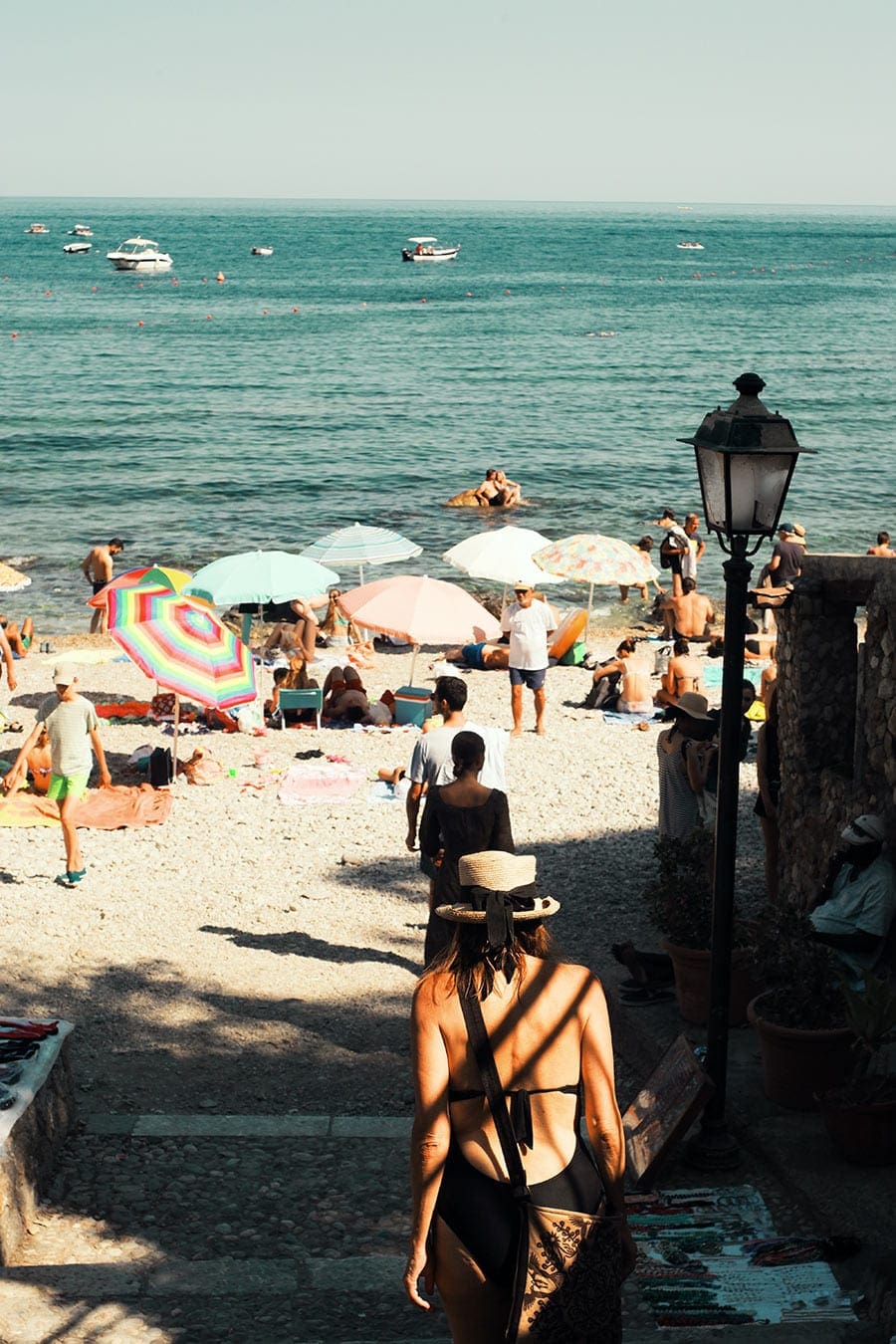 Mensen op het strand in Sicilië