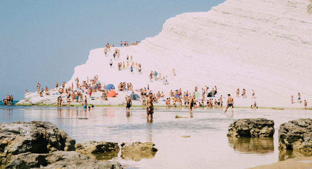 De witte rots van het Turchi strand op Sicilie