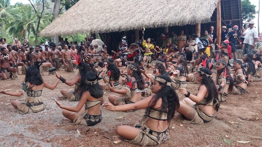 Dansende vrouwen tijdens een uitvoering van de haka dans