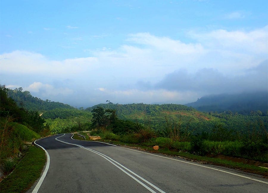 Geasfalteerde weg in Maleisië waar je prima kan fietsen