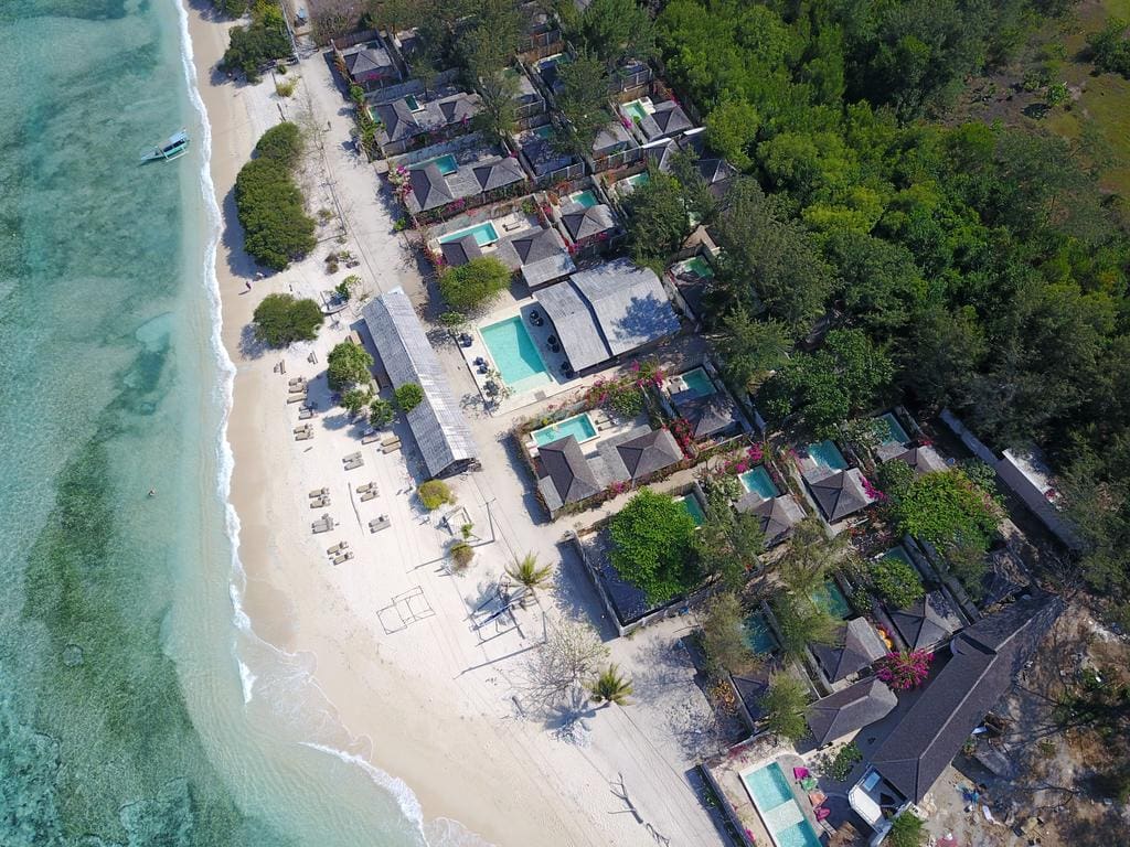 Ligging aan strand van Avia Villa Resort Gili Meno