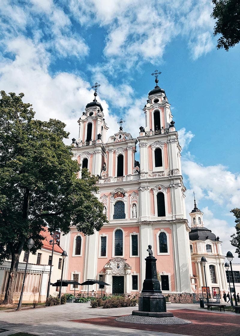 Gekleurd kerkje in Vilnius tijdens reis baltische staten