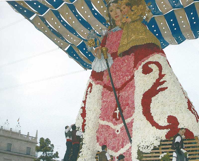 Bloemoffer bij de Las Fallas in Valencia op de Plaza de la Virgen