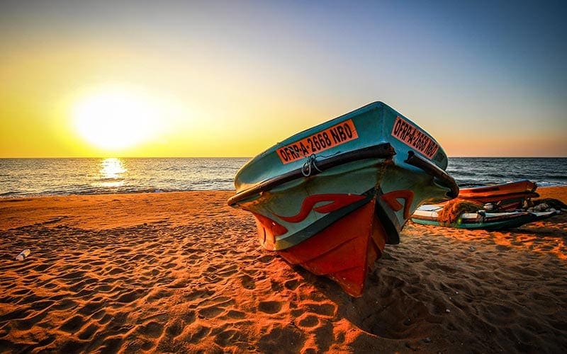 Bootje op strand van Negombo in Sri Lanka