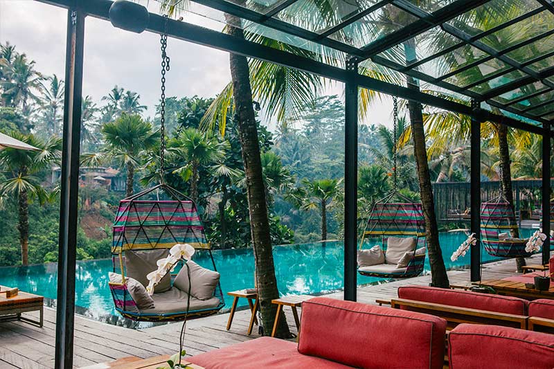 Zitjes bij zwembad van restaurant Chapung Sebali op Bali