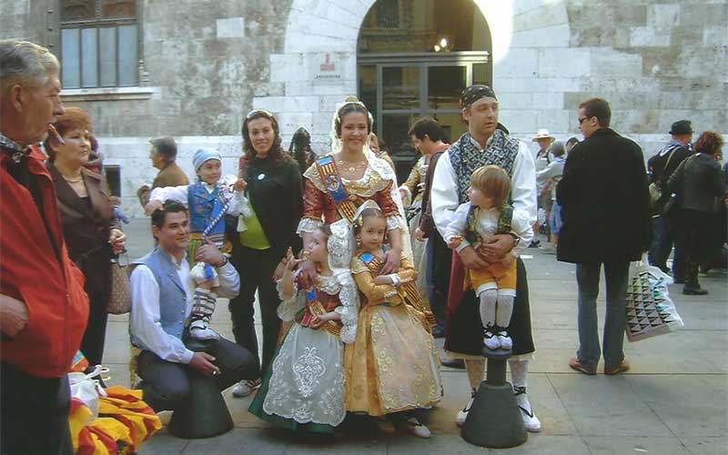 Inwoners in klederdracht tijdens las Falla's in Valencia