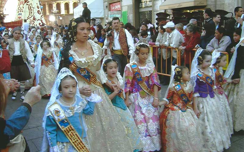 Voruwen en kinderen in klederdracht tijdens Las Fallas in Valencia