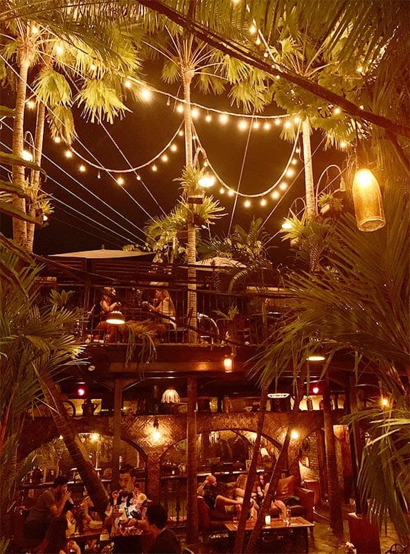 De tuin van Favela, een van de leukere Bali restaurants