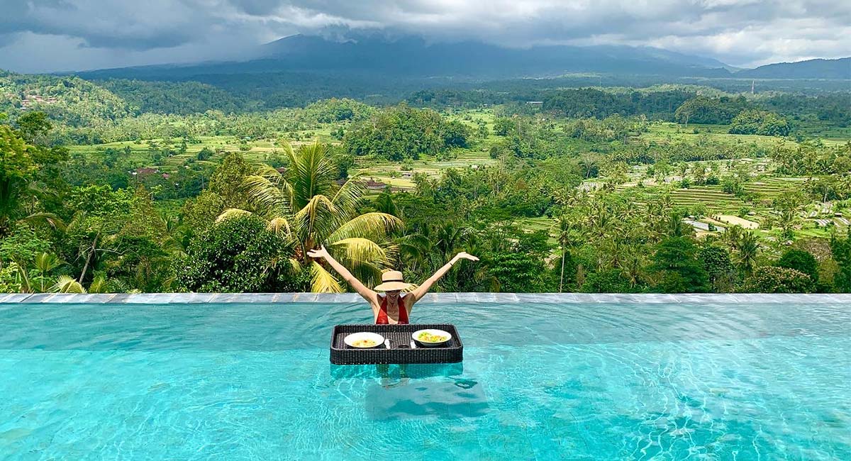 Absoluut een van de leukste Bali restaurantsi; Lunch in de infinity pool van Pondok Wisata Patal Kikian