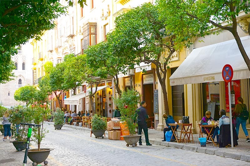 Straat met terrasjes in Sevilla