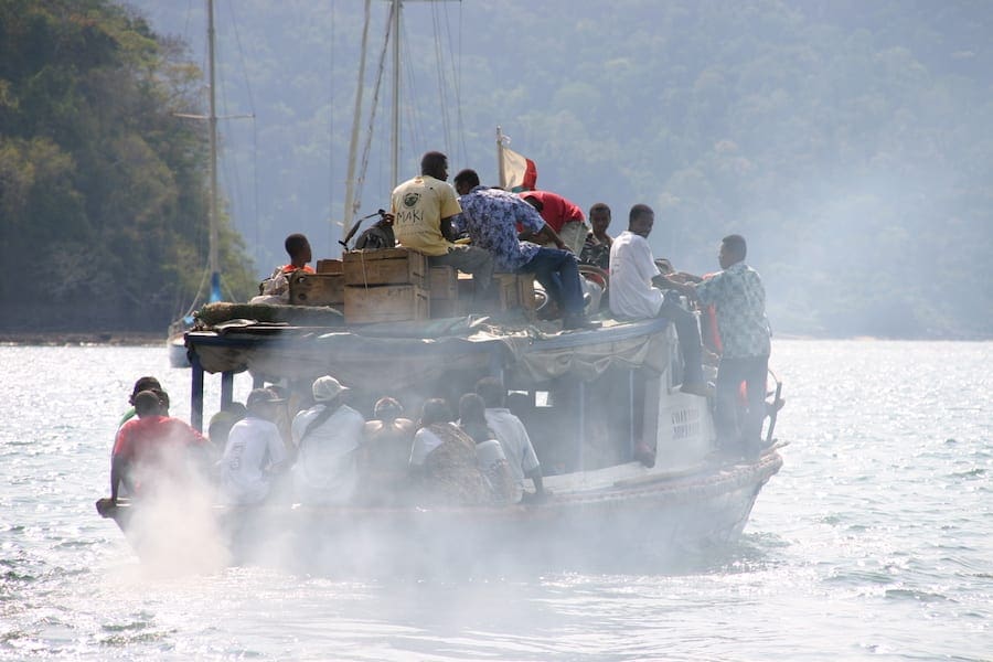 Boot met vissers op zee bij Madagaskar