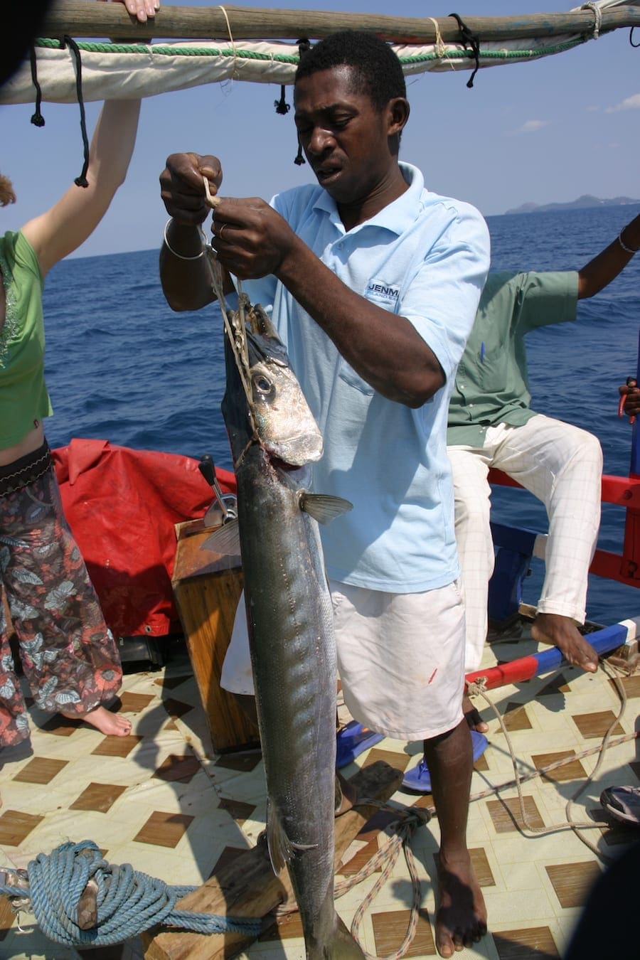 Visser met een gevangen barracuda