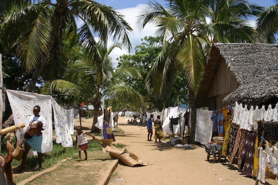 Typisch straattafereel van een dorpje in Madagaskar