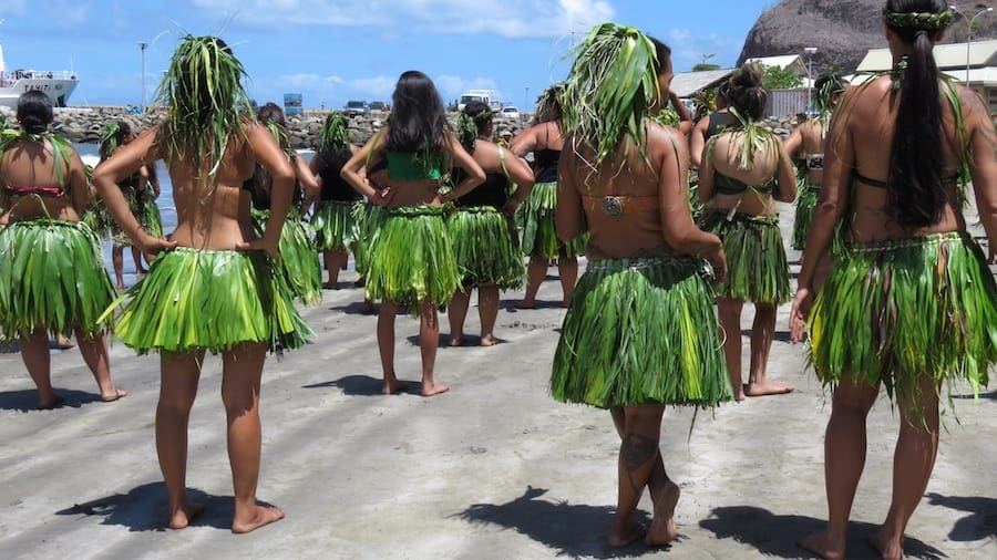 De vrouwen in kledij voor de haka dans