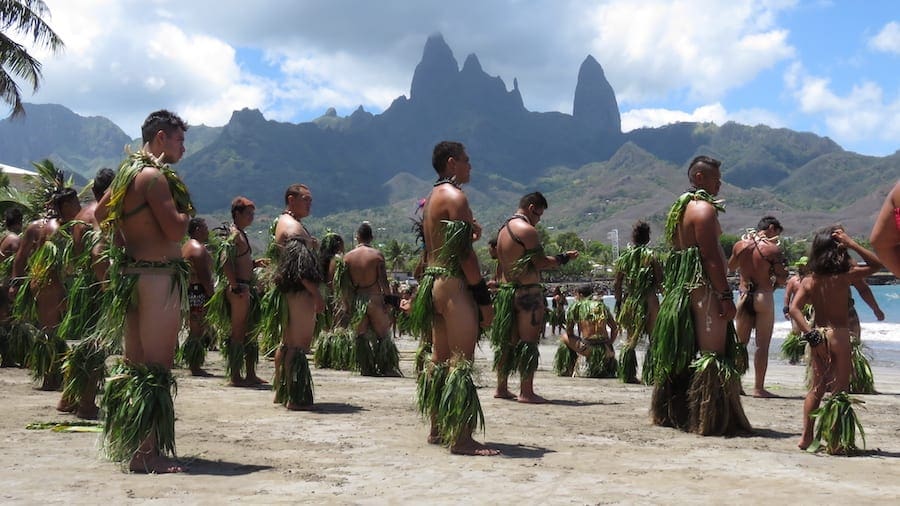 De lokale bevolking maakt zich klaar voor de haka dans