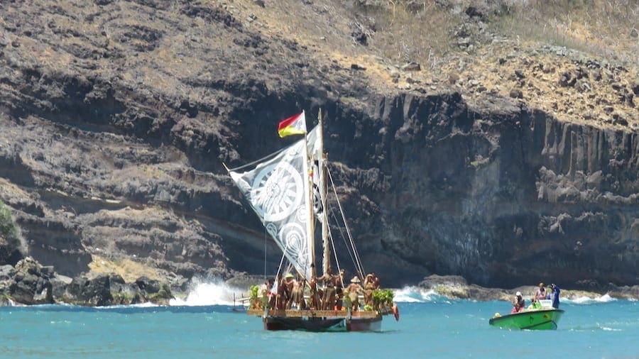 Zeilboot Pirogue in de zee