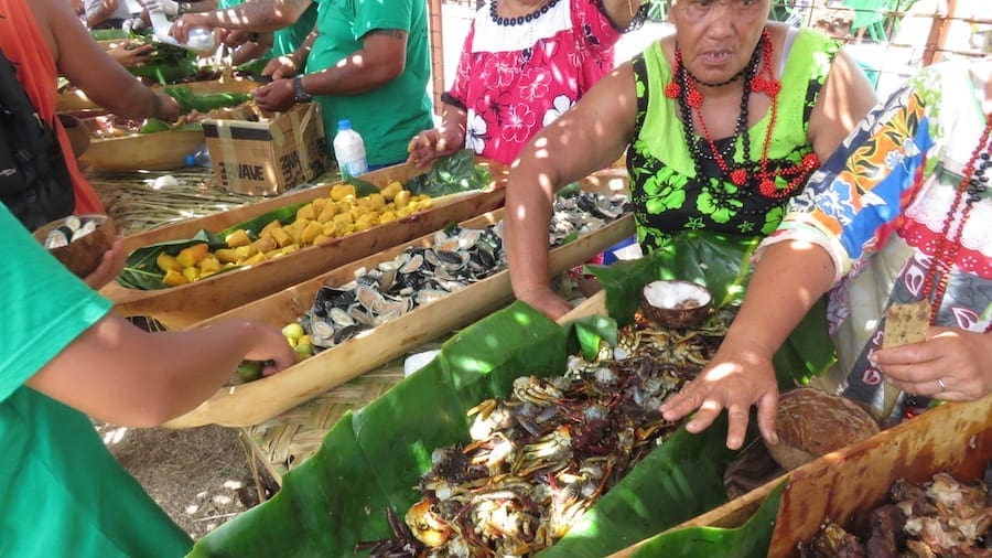 Vrouw maakt traditioneel Polynesisch eten