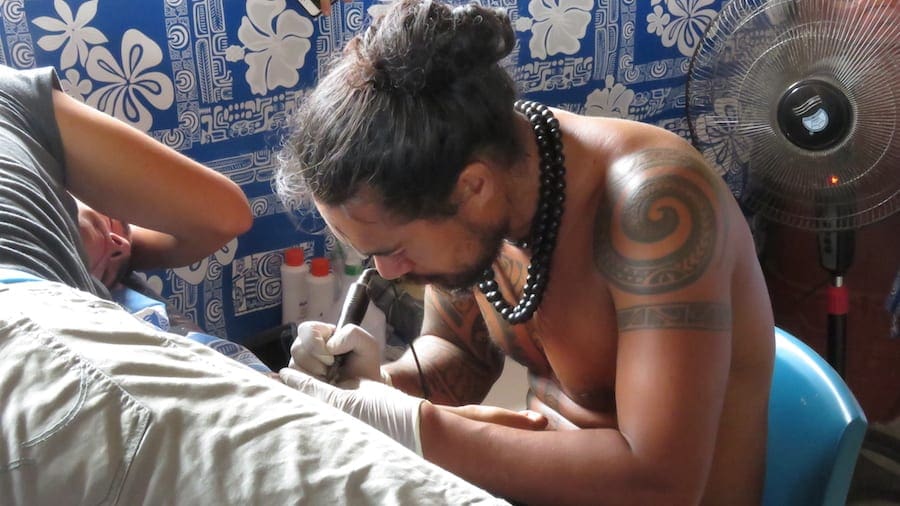 Tatoeërende man bij tattoo demonstratie