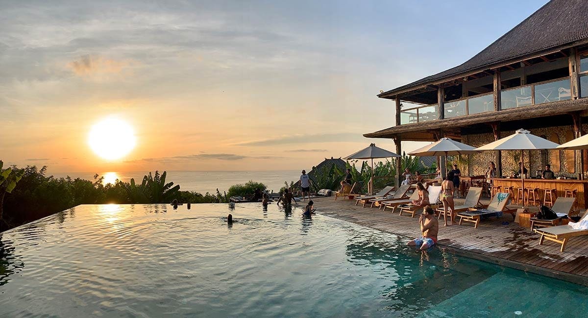 Relaxen aan infinity pool van Mana restaurant op Bali