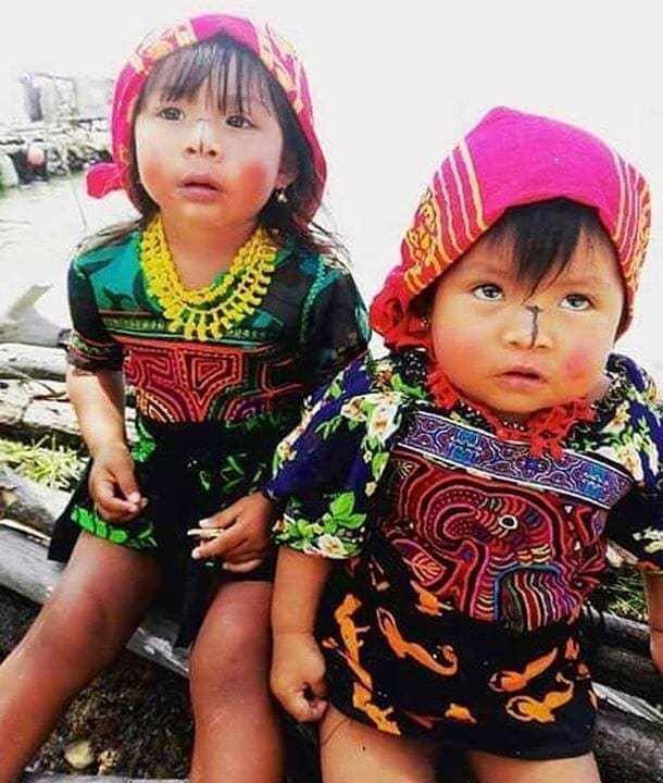 Kindjes op San Blas in kleurrijke kleding