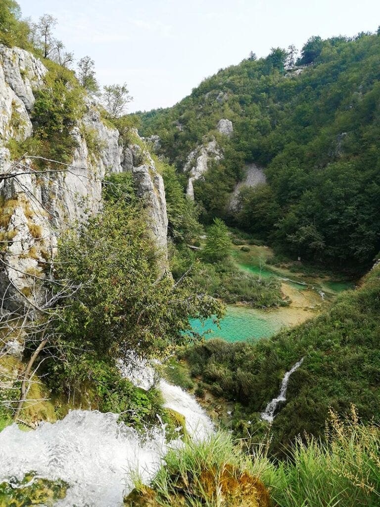 Mooie natuur met rivier tussen bergwanden in Kroatie