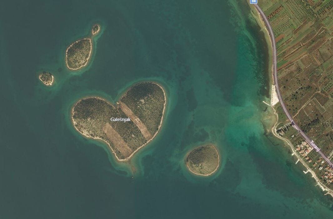 Love Island Galešnjak vanuit de lucht