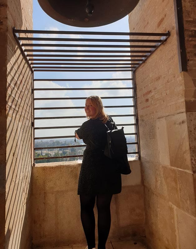 Manon aan het genieten van uitzicht vanaf de Giralda toren
