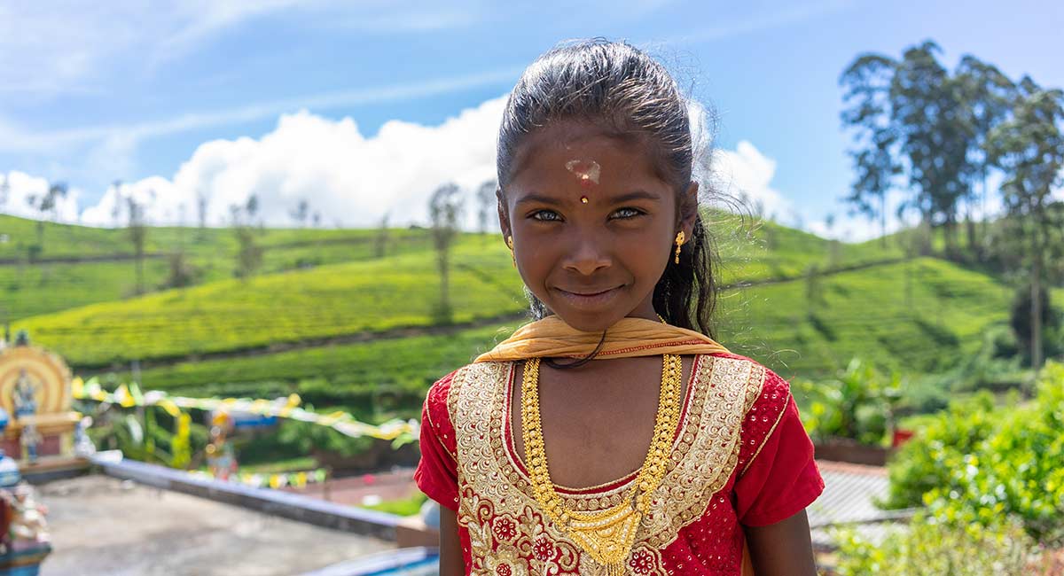 Singalees meisje bij de theeplantages