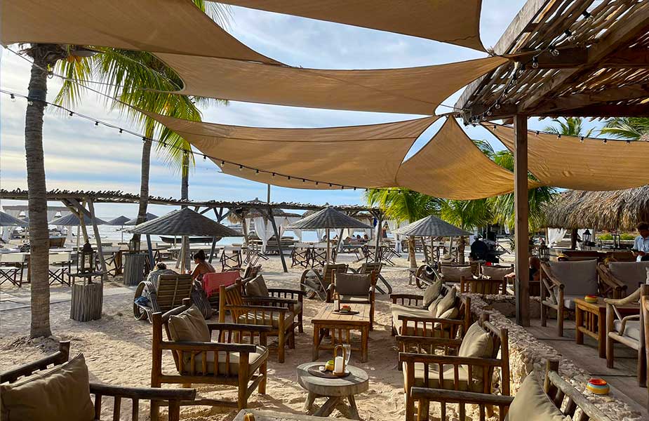 Relaxenn in de schaduw bij Ocean Oasis Beach op Bonaire