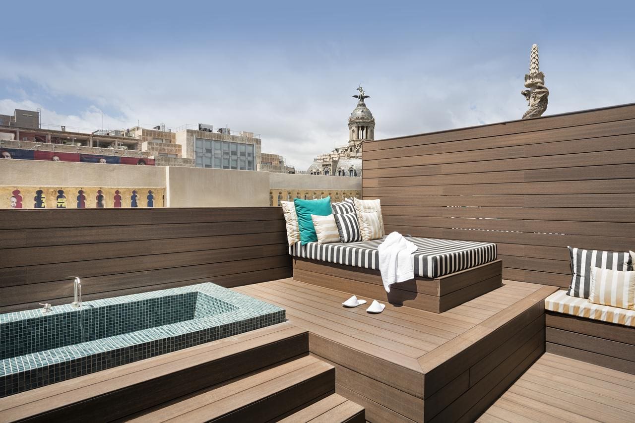 Terras met ligbed en jacuzzi in Hotel Praktik essens in Barcelona