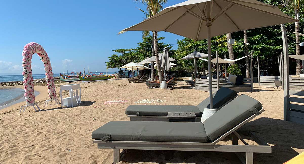 Strandbedden op strand Bali