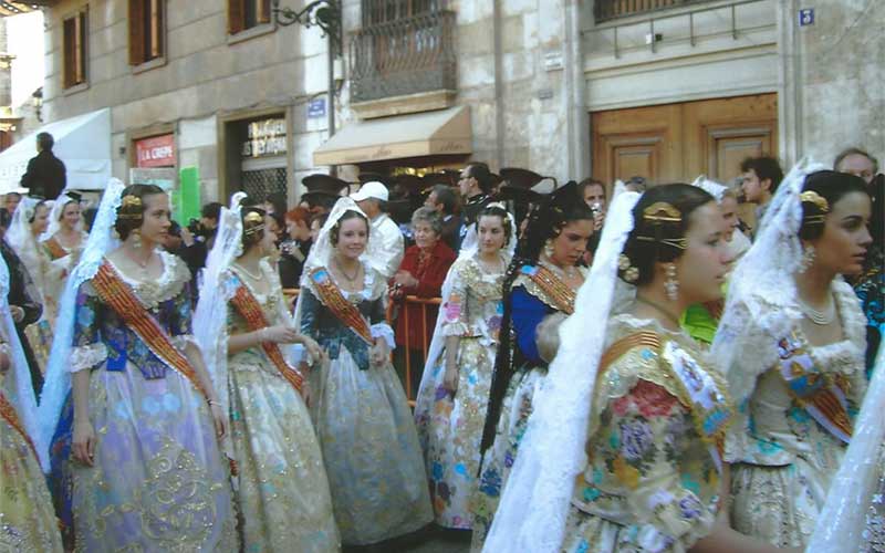 Vrouwen tijdens Las Fallas in Valencia