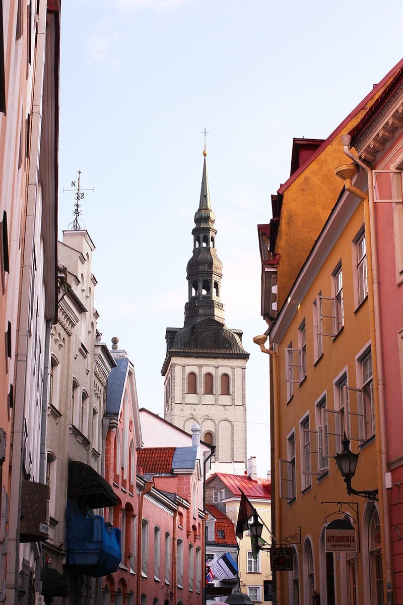 Straten met gekleurde huizen in Tallinn reis Baltische staten