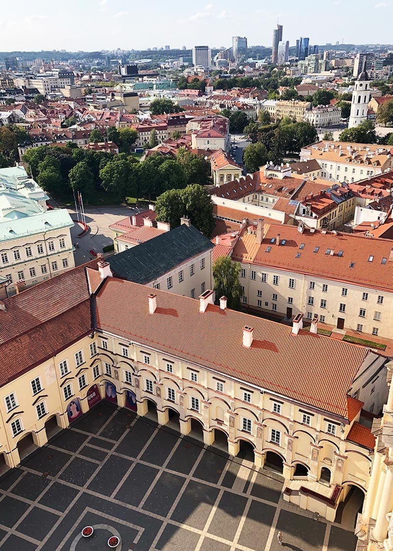 Uitzicht vanaf een toren in Vilnius tijdens reis baltische staten