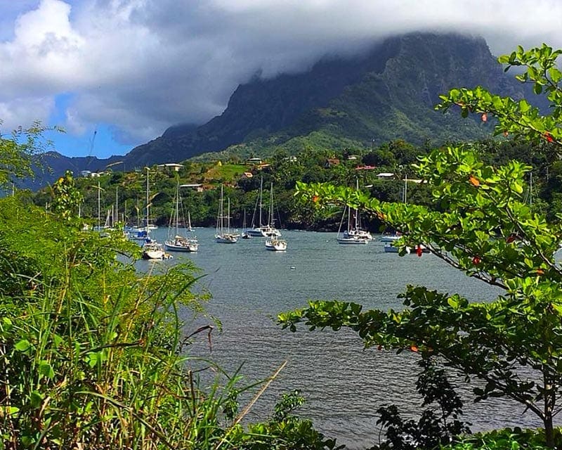 De baai van Atuona in Frans Polynesie