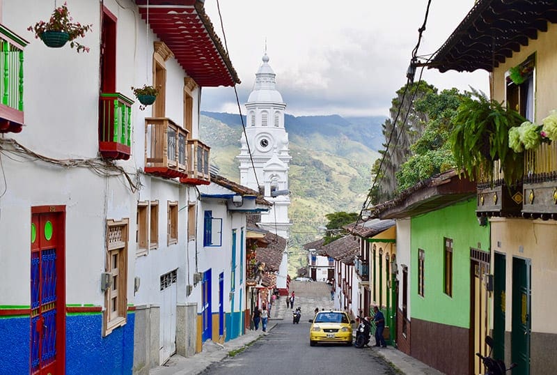 Reis naar Colombia en zie deze gekleurde straten