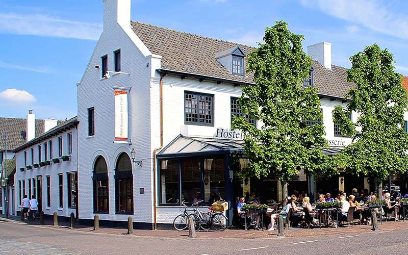 Hotel-Brasserie-Den-Engel-buiten met terras