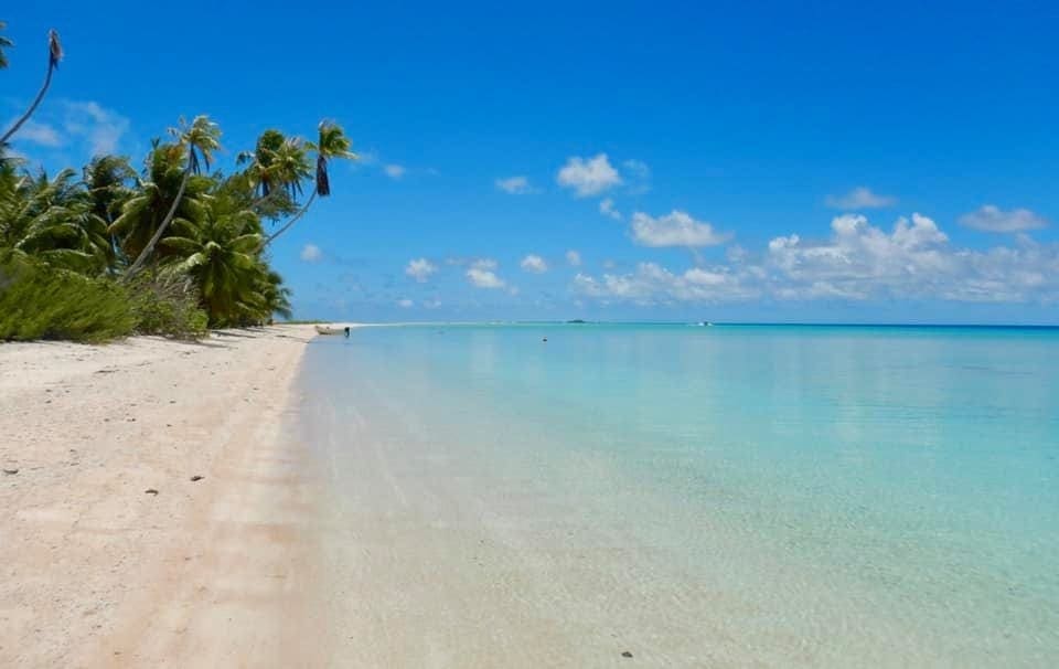 strand en heldere zee bij Frans Polynesie